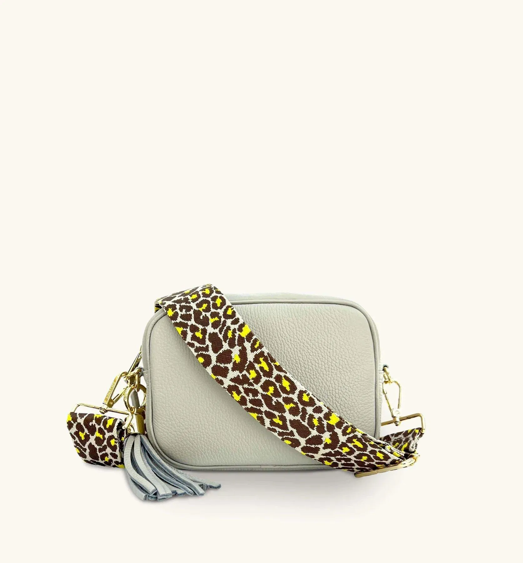 Светло-серая кожаная сумка через плечо с лимонным ремешком в виде гепарда Apatchy London, серый 
Светло-серая кожаная сумка через плечо с лимонным ремешком в виде гепарда Apatchy London, серый