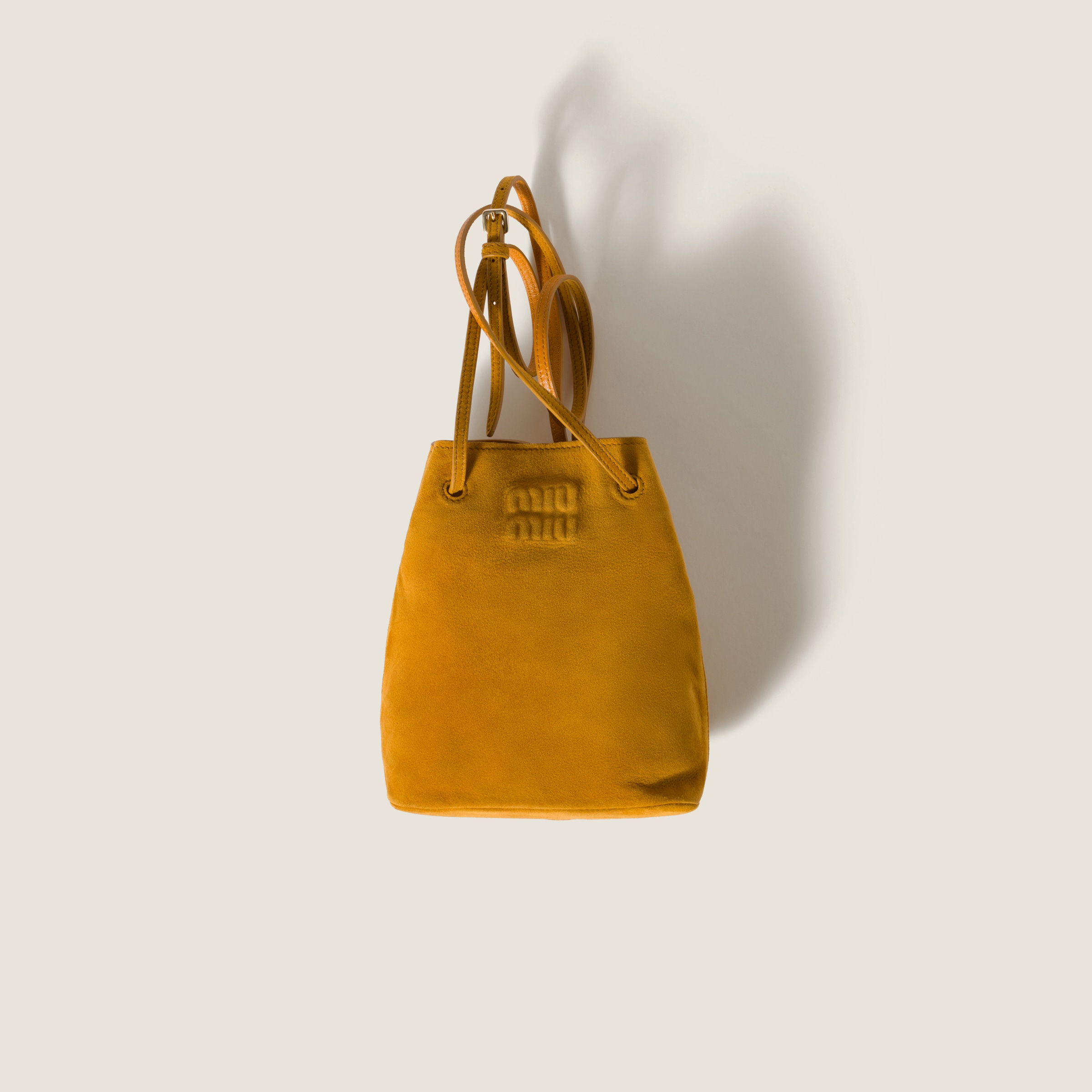 Замшевая сумочка MIU MIU, виски
Замшевая сумочка MIU MIU, виски