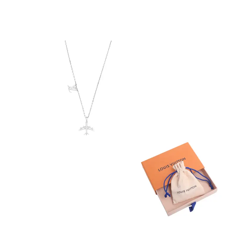 Кулон в форме самолета с монограммным цветком Lv LOUIS VUITTON
Кулон в форме самолета с монограммным цветком Lv LOUIS VUITTON