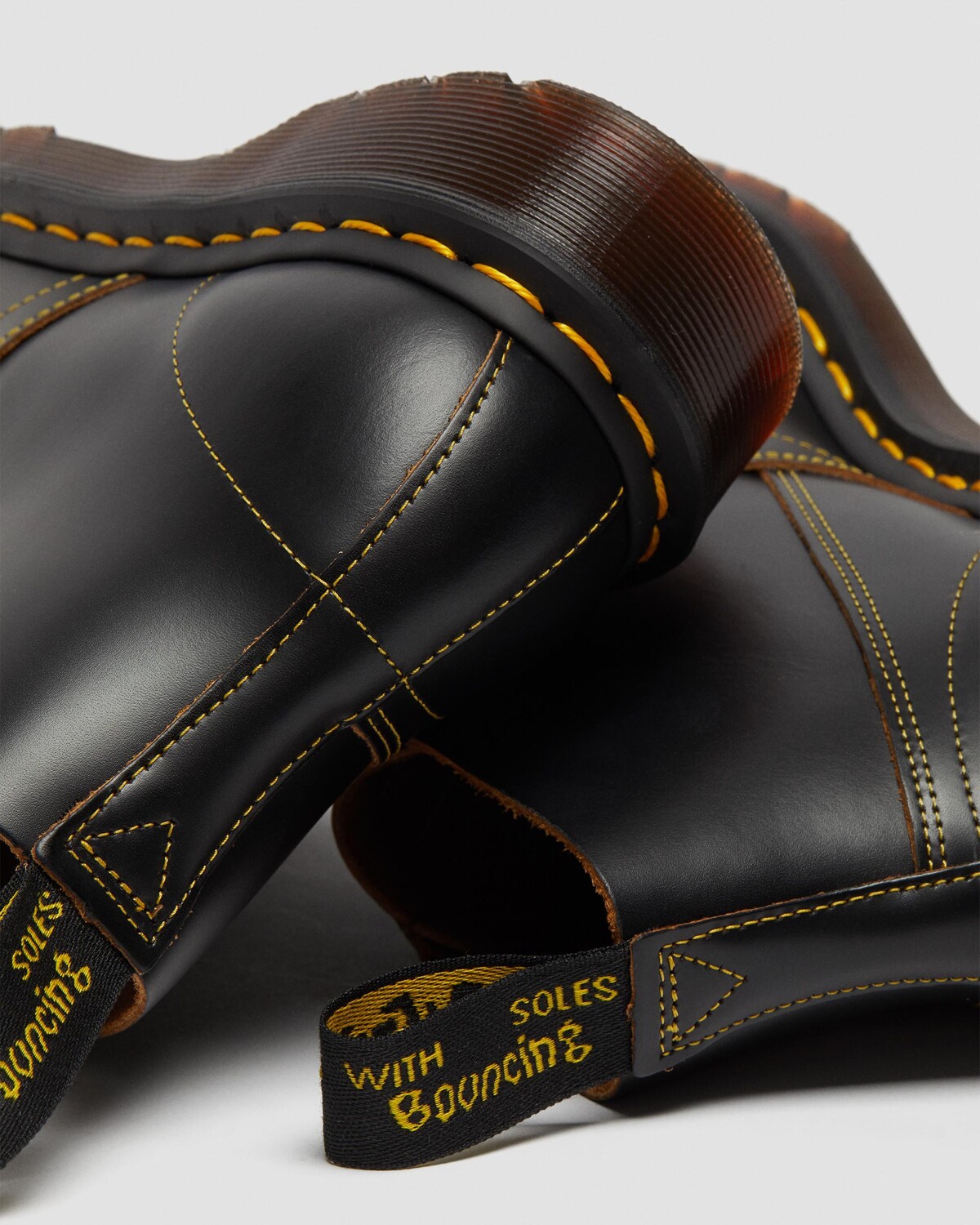 Ботинки мужские Dr. Martens с контрастной строчкой, черный
Ботинки мужские Dr. Martens с контрастной строчкой, черный