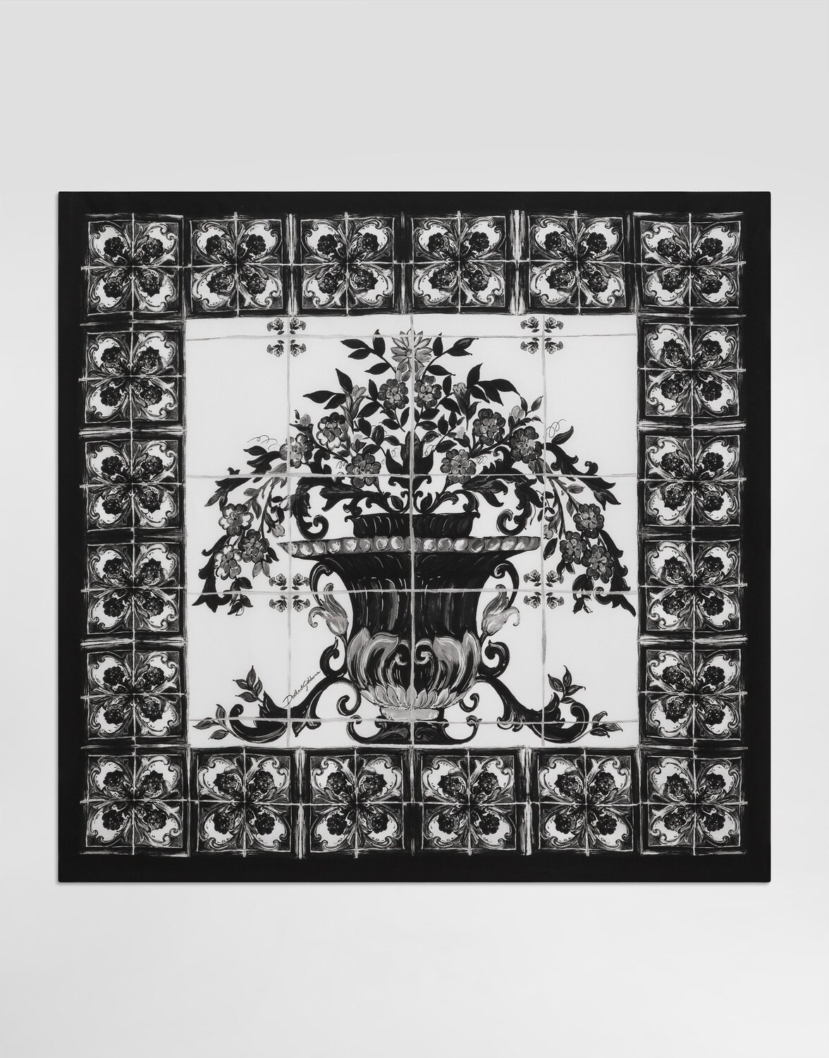 Шелковый шарф с принтом майолика 70x70 DOLCE & GABBANA, мультиколор
Шелковый шарф с принтом майолика 70x70 DOLCE & GABBANA, мультиколор