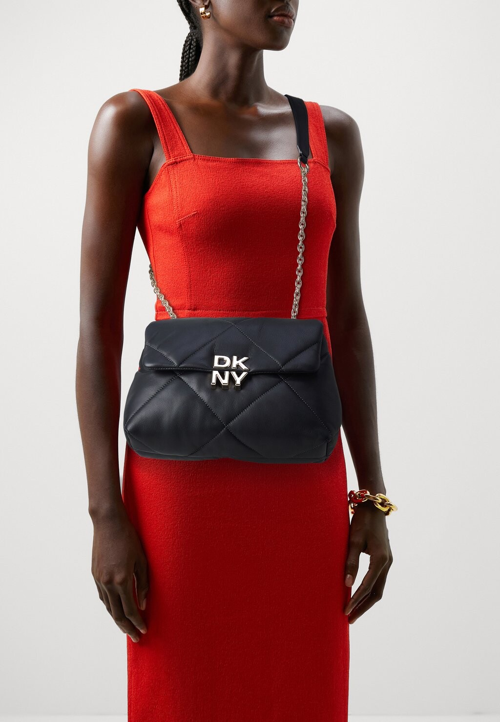 Сумка через плечо HOOK CROSSBODY DKNY, цвет black/gold-coloured, Черный, Сумка через плечо HOOK CROSSBODY DKNY, цвет black/gold-coloured
Сумка через плечо HOOK CROSSBODY DKNY, цвет black/gold-coloured, Черный, Сумка через плечо HOOK CROSSBODY DKNY, цвет black/gold-coloured