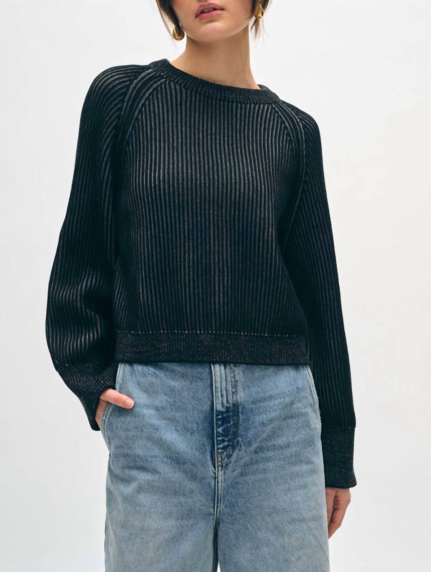 Черный свитер с косичками из органического хлопка White + Warren
Черный свитер с косичками из органического хлопка White + Warren