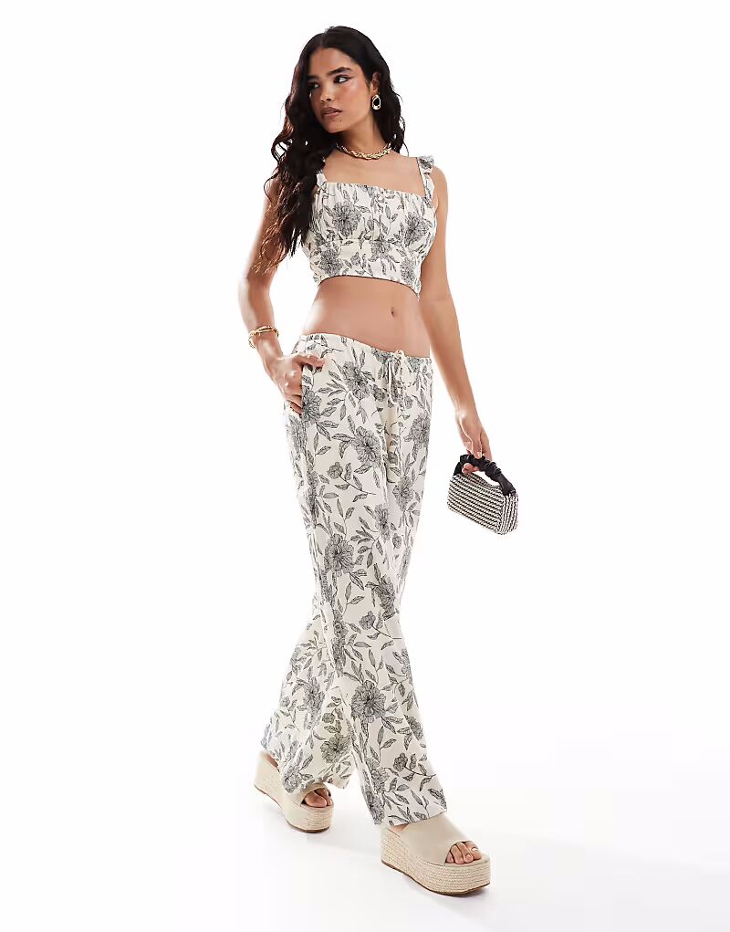 Брюки палаццо от Abercrombie & Fitch co-ord из жатой ткани с цветочным принтом 
Брюки палаццо от Abercrombie & Fitch co-ord из жатой ткани с цветочным принтом