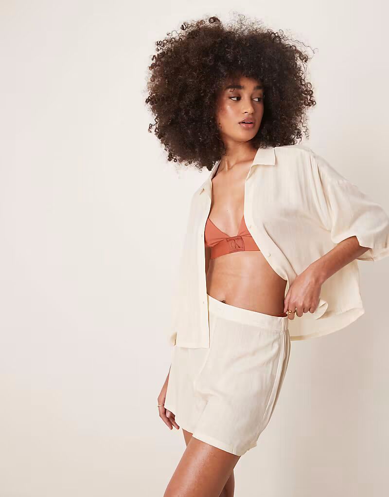 Рубашка и короткая пижама Calvin Klein кремового цвета
Рубашка и короткая пижама Calvin Klein кремового цвета