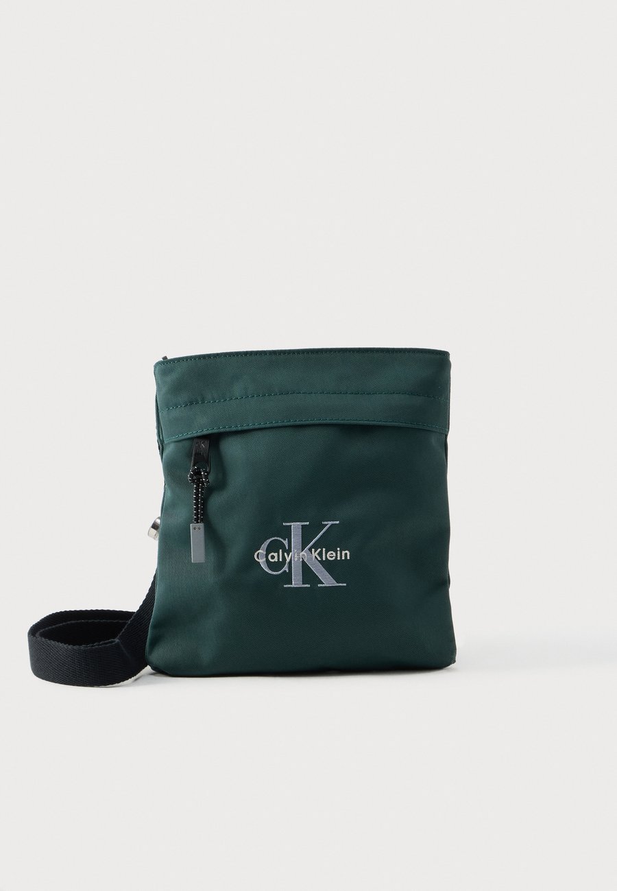 Сумка кросс-боди Calvin Klein BOLD FLATPACK, Dark Teal/Teal
Сумка кросс-боди Calvin Klein BOLD FLATPACK, Dark Teal/Teal
