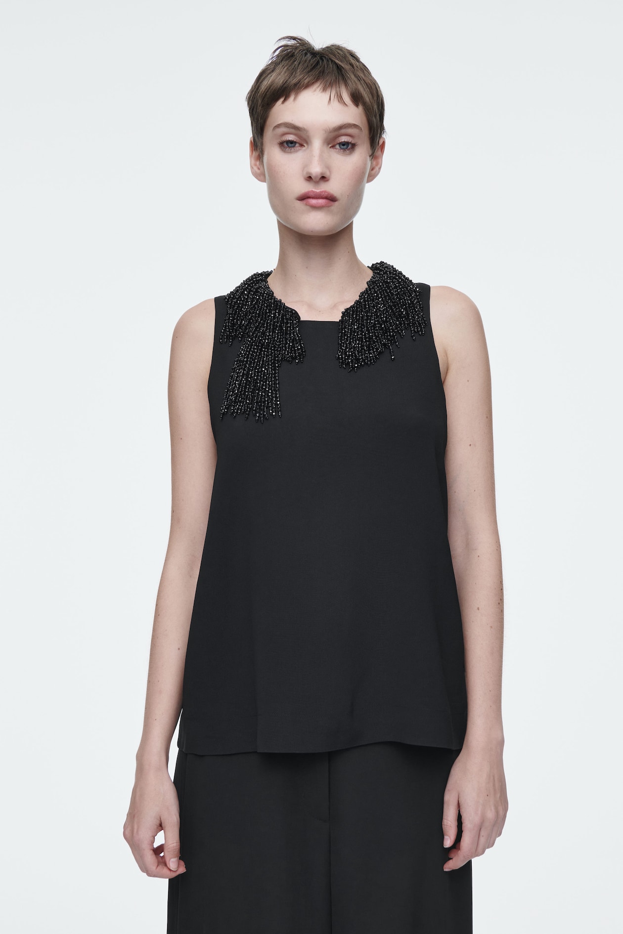 Топ с вырезом-боксером и украшениями COS, черный
Топ с вырезом-боксером и украшениями COS, черный