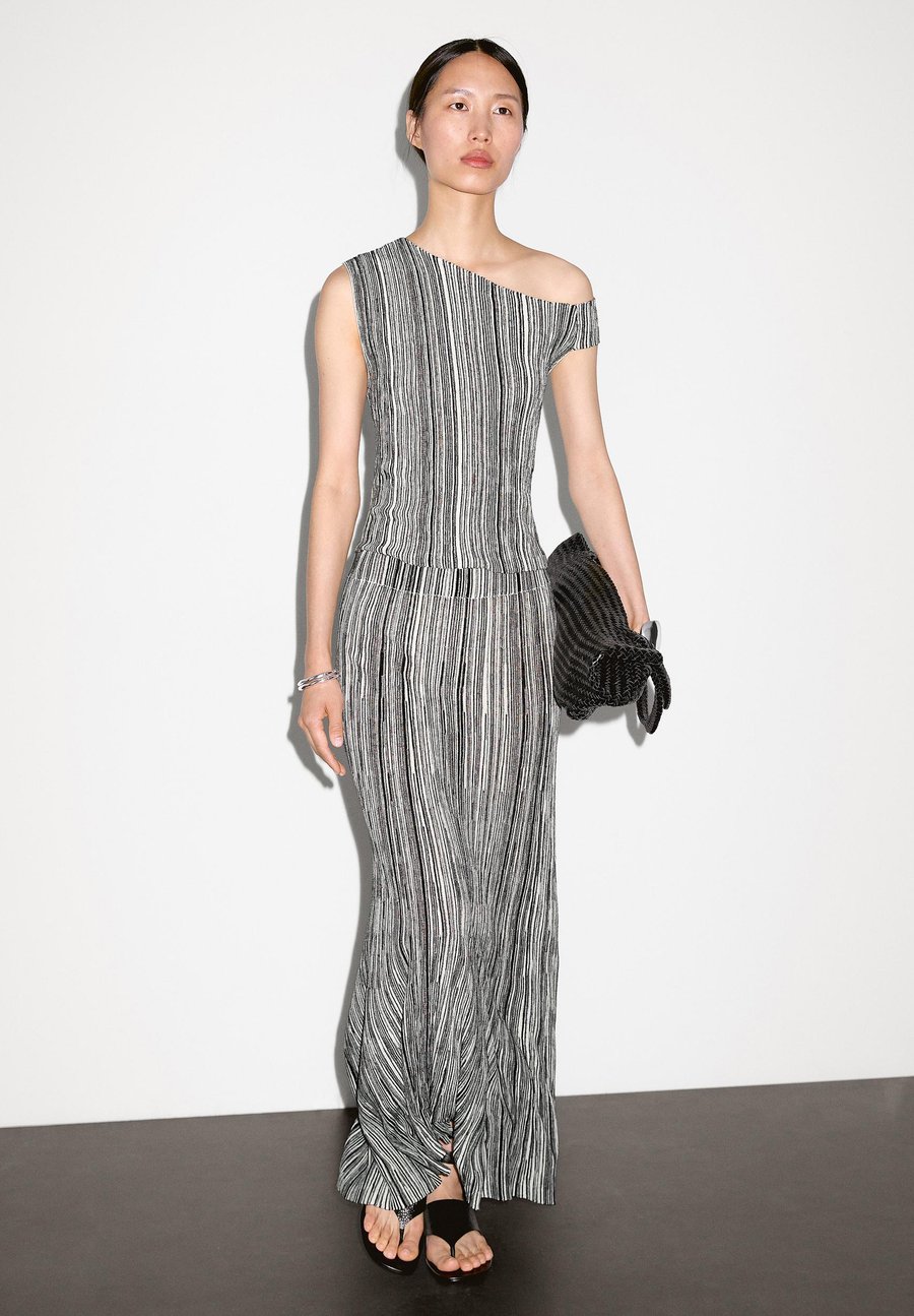 Юбка Massimo Dutti LONG KNIT WITH STRIPED PRINT, Black
Юбка Massimo Dutti LONG KNIT WITH STRIPED PRINT, Black