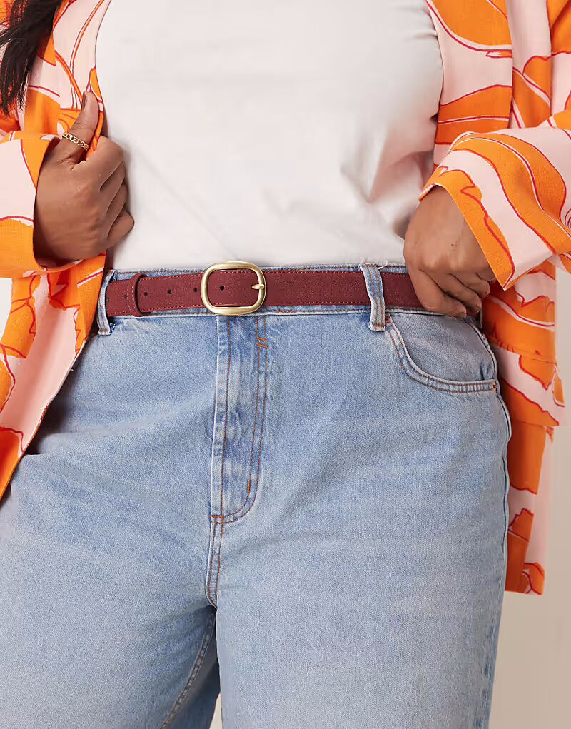 Ремень для джинсов ASOS DESIGN CURVE из искусственной замши на талию и бедра в бордовом цвете ASOS Curve 
Ремень для джинсов ASOS DESIGN CURVE из искусственной замши на талию и бедра в бордовом цвете ASOS Curve