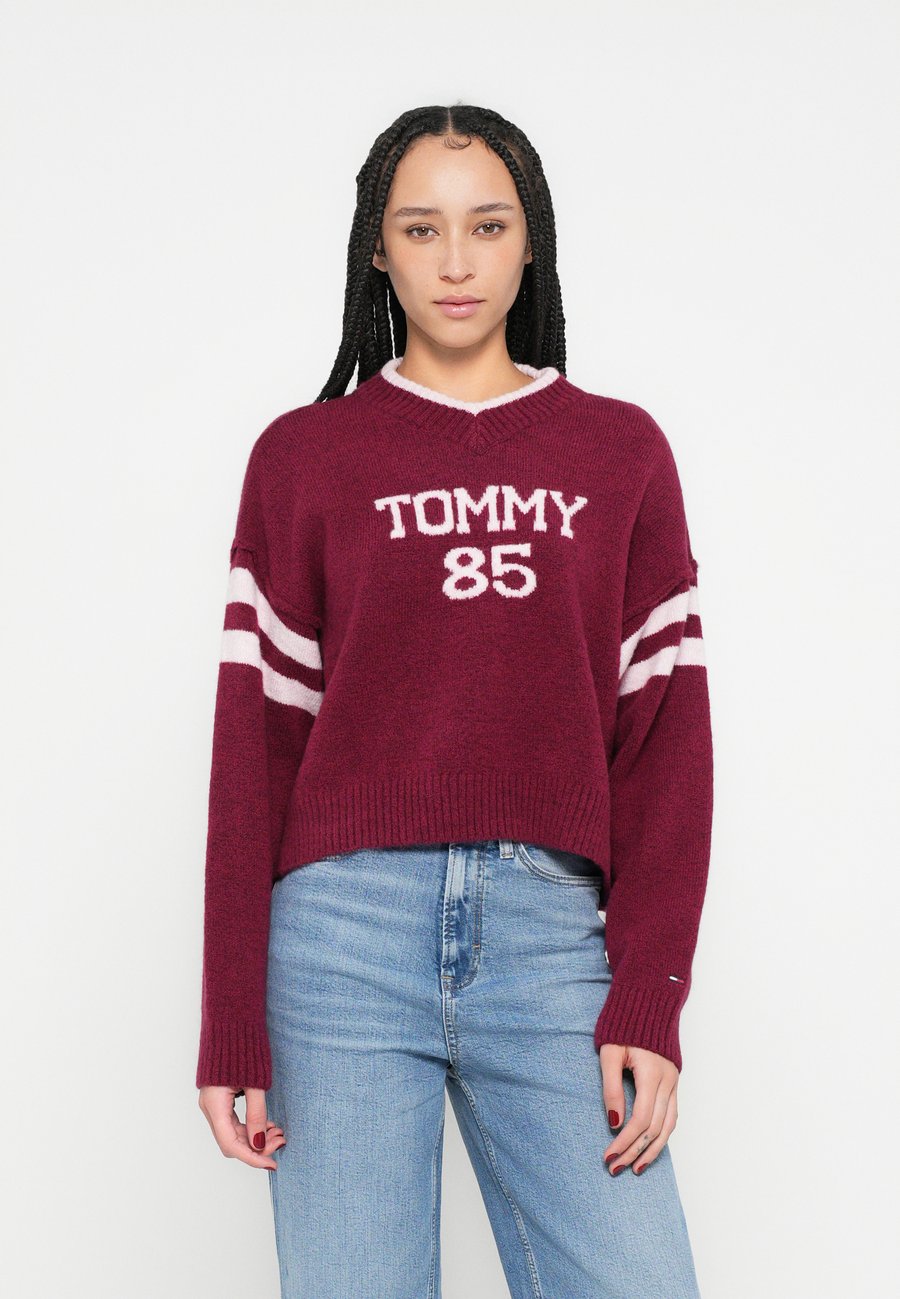 Джемпер Tommy Jeans VARSITY SWEATER, Lavish Cerise/Dark Red
Джемпер Tommy Jeans VARSITY SWEATER, Lavish Cerise/Dark Red