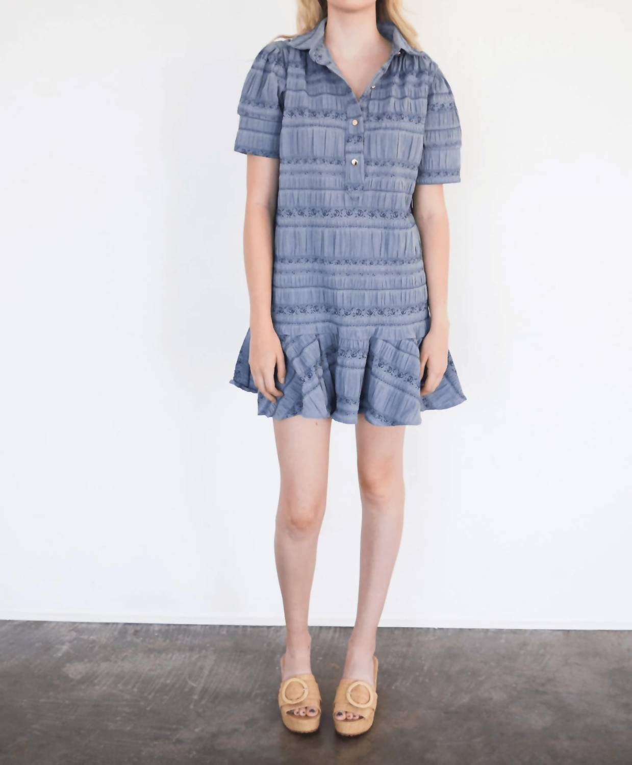 Never a Wallflower Короткое платье Everything из синего жаккарда с цветочным принтом
Never a Wallflower Короткое платье Everything из синего жаккарда с цветочным принтом