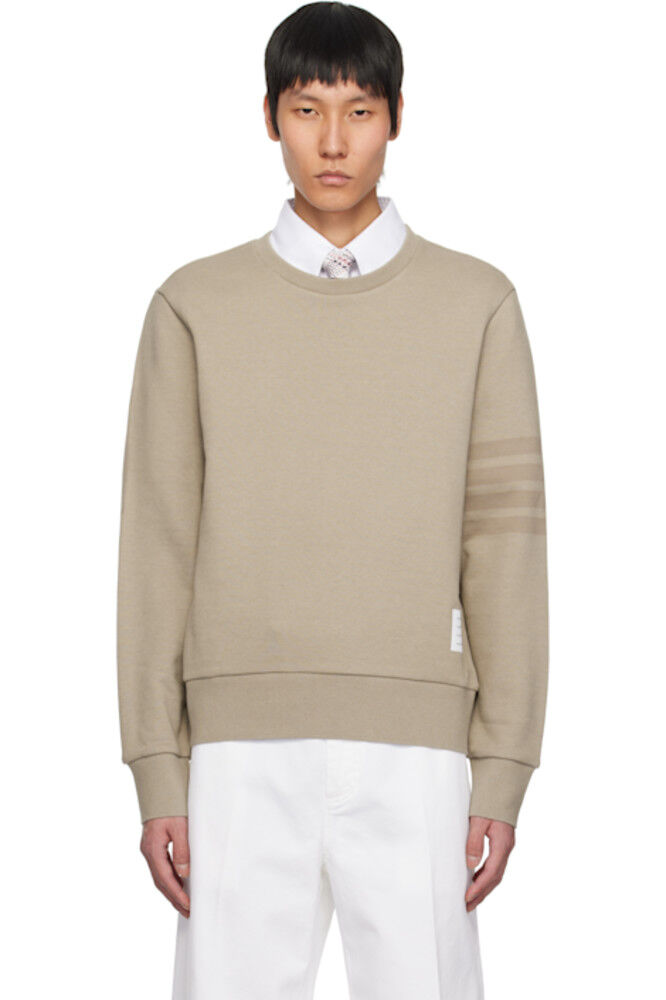 Бежевый тональный свитшот с 4 полосками и петлями на спине Thom Browne
Бежевый тональный свитшот с 4 полосками и петлями на спине Thom Browne