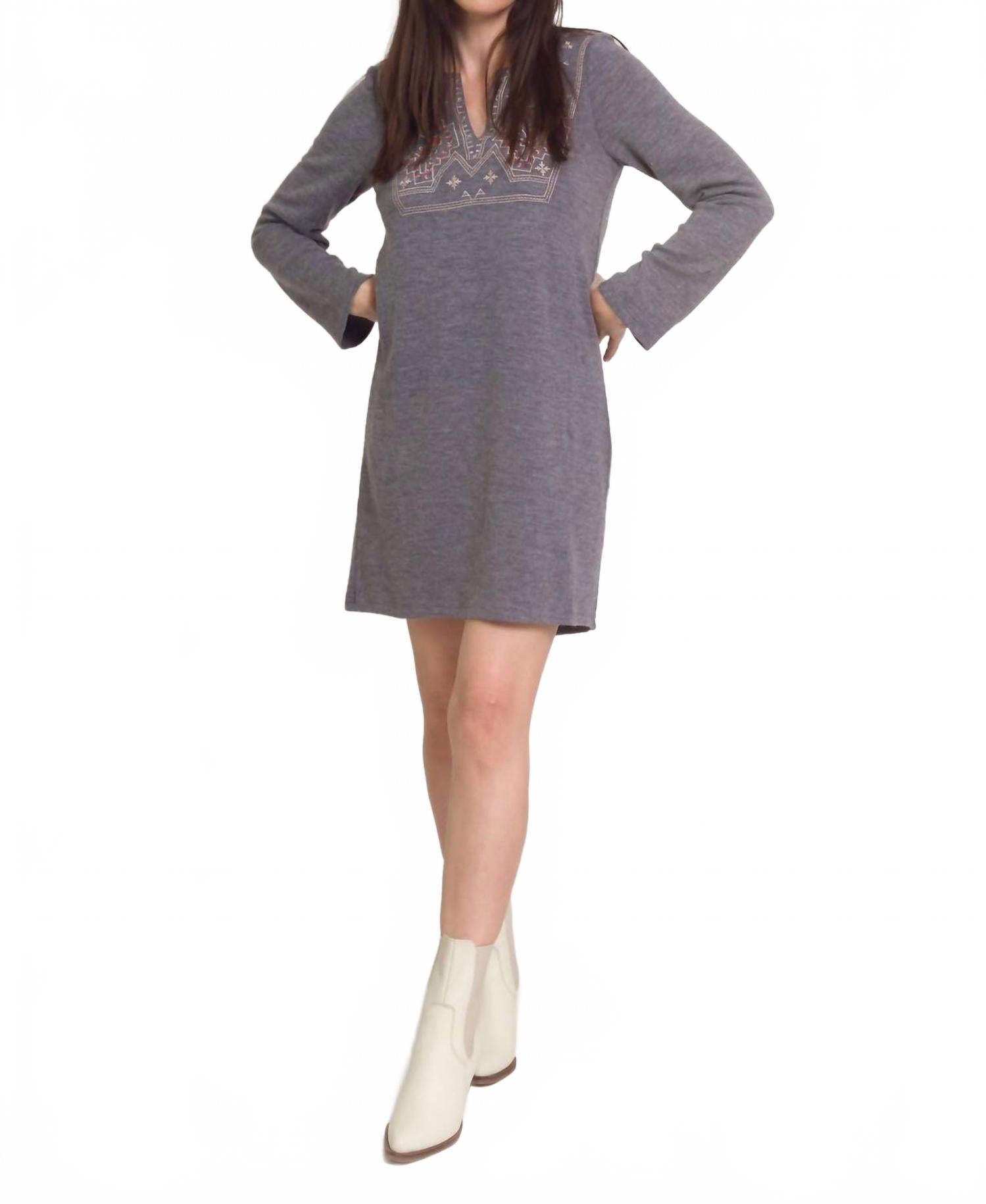 Мартин Вышитое платье-свитер в сером цвете THML, серый
Мартин Вышитое платье-свитер в сером цвете THML, серый