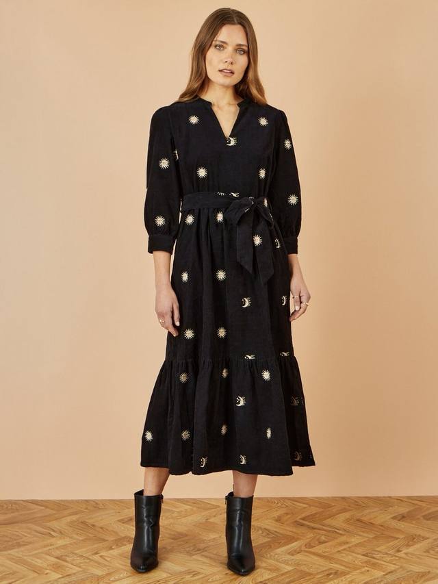 Космическое вышитое платье миди из вельвета Yumi, Black
Космическое вышитое платье миди из вельвета Yumi, Black