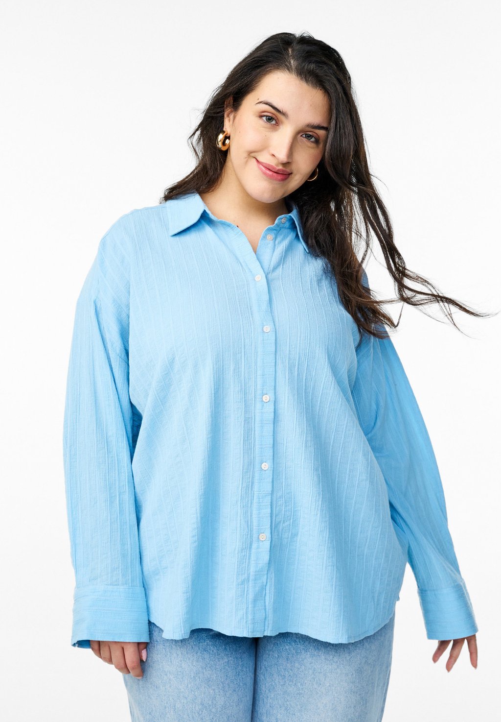 Блузка на пуговицах MIT STREIFENSTRUKTUR UND GLITZERFADEN Zizzi, светло-голубой
Блузка на пуговицах MIT STREIFENSTRUKTUR UND GLITZERFADEN Zizzi, светло-голубой