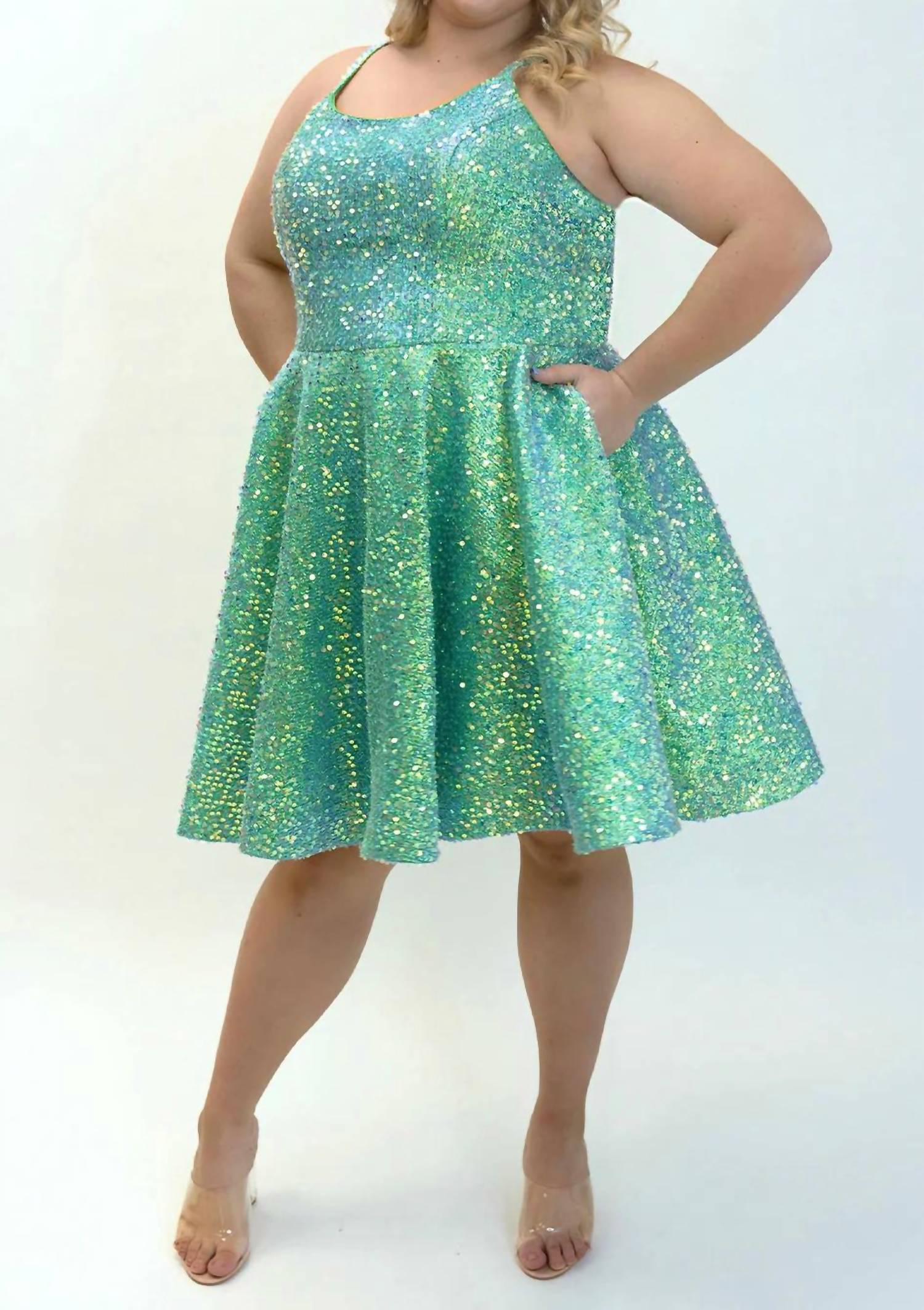 Стеганое выпускное платье с пайетками в переливающемся зеленом цвете Sydney's Closet
Стеганое выпускное платье с пайетками в переливающемся зеленом цвете Sydney's Closet