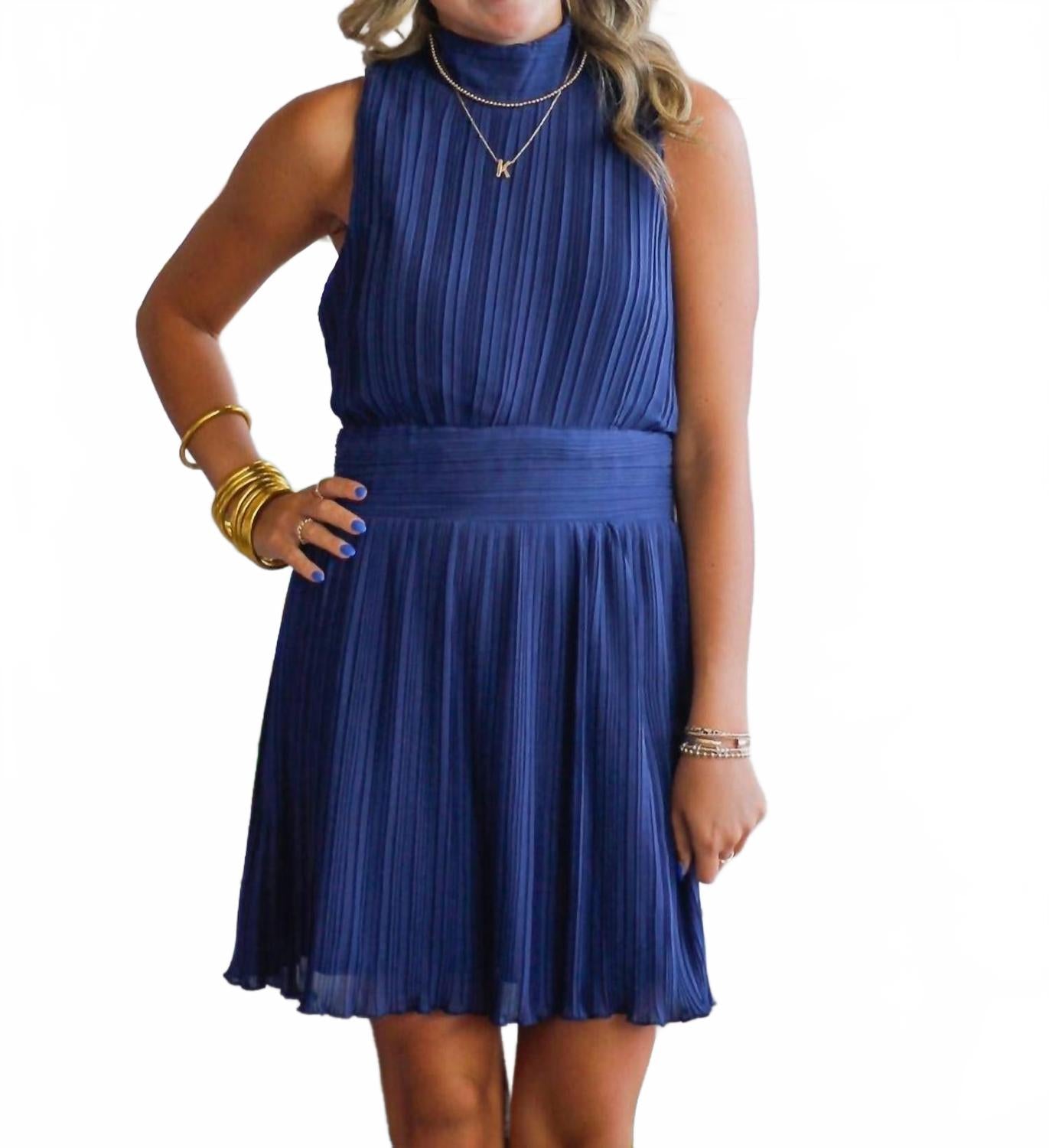 Платье с плиссированным воротником в темно-синем цвете TCEC
Платье с плиссированным воротником в темно-синем цвете TCEC