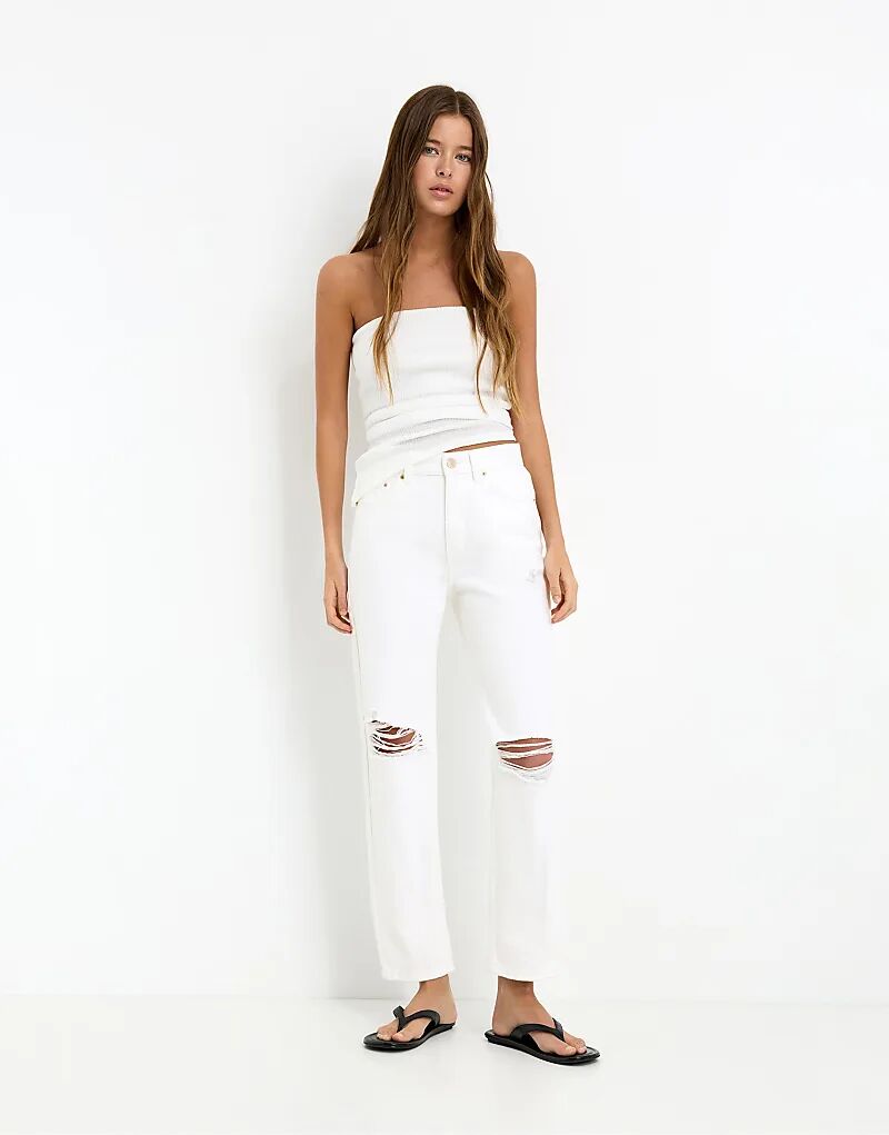Джинсы Mom Pull&Bear с рваными краями белого цвета
Джинсы Mom Pull&Bear с рваными краями белого цвета
