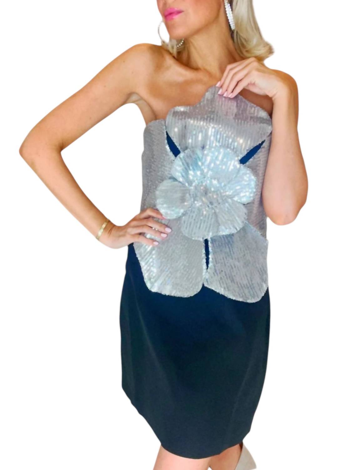 Мини-платье без бретелек с цветочной аппликацией из пайеток в черном и серебристом цвете BEULAHSTYLE
Мини-платье без бретелек с цветочной аппликацией из пайеток в черном и серебристом цвете BEULAHSTYLE