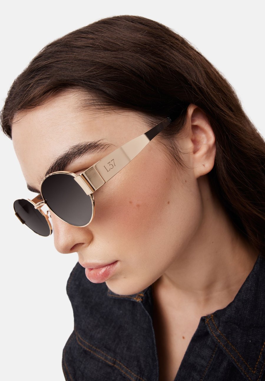 Солнцезащитные очки L37 Sunglasses, Gold Coloured/Gold-Coloured
Солнцезащитные очки L37 Sunglasses, Gold Coloured/Gold-Coloured