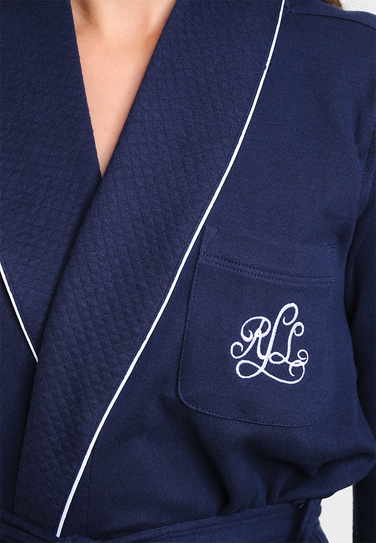 Халат ESSENTIALS QUILTED COLLAR ROBE Lauren Ralph Lauren, темно-синий
Халат ESSENTIALS QUILTED COLLAR ROBE Lauren Ralph Lauren, темно-синий
