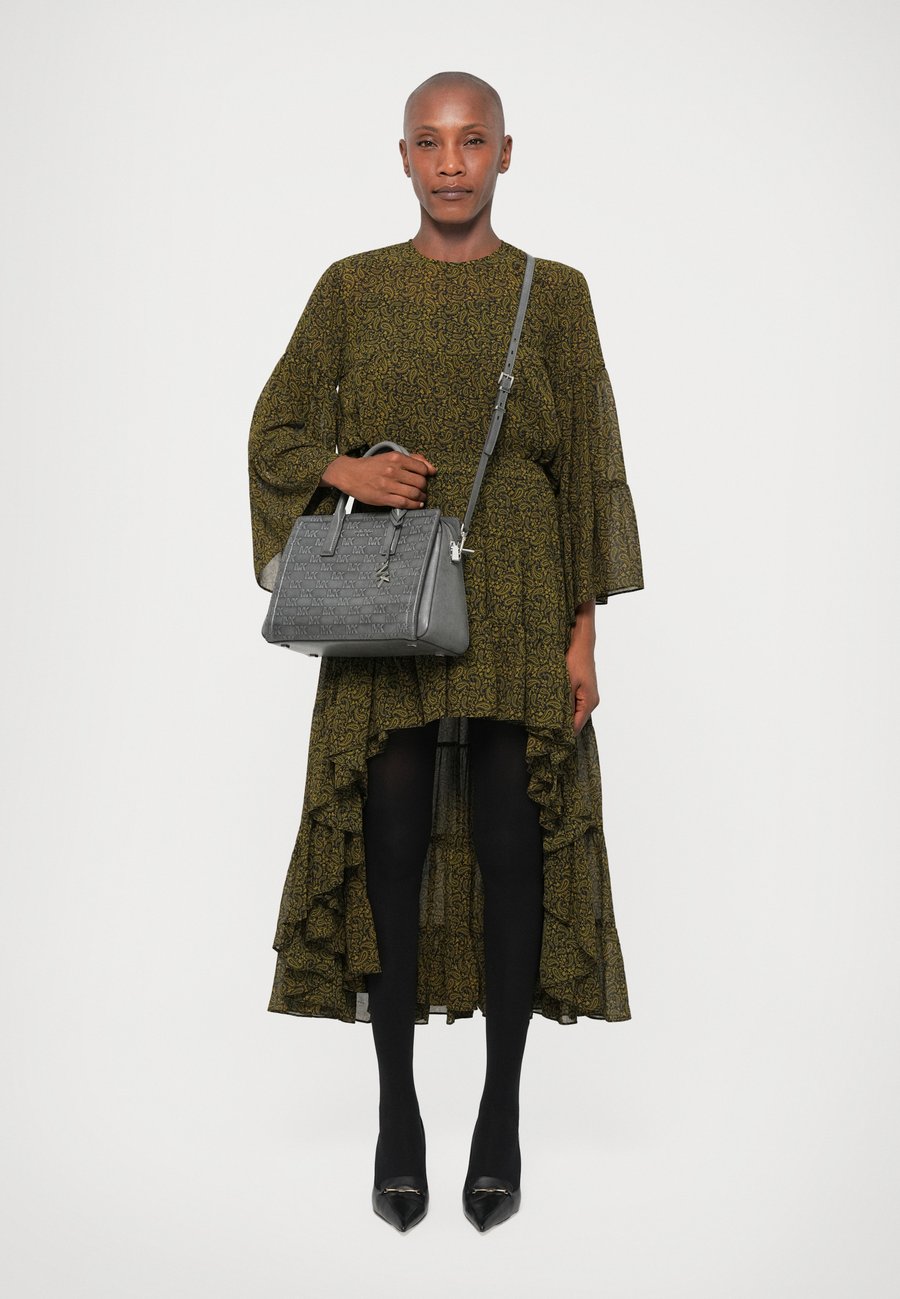Сумка MICHAEL Michael Kors LAILA SATCHEL, Storm/Dark Grey
Сумка MICHAEL Michael Kors LAILA SATCHEL, Storm/Dark Grey