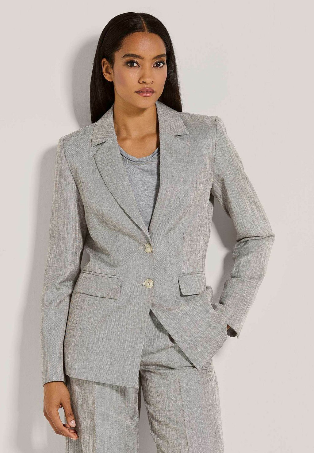 Блейзер LONG MADELEINE, серый
Блейзер LONG MADELEINE, серый