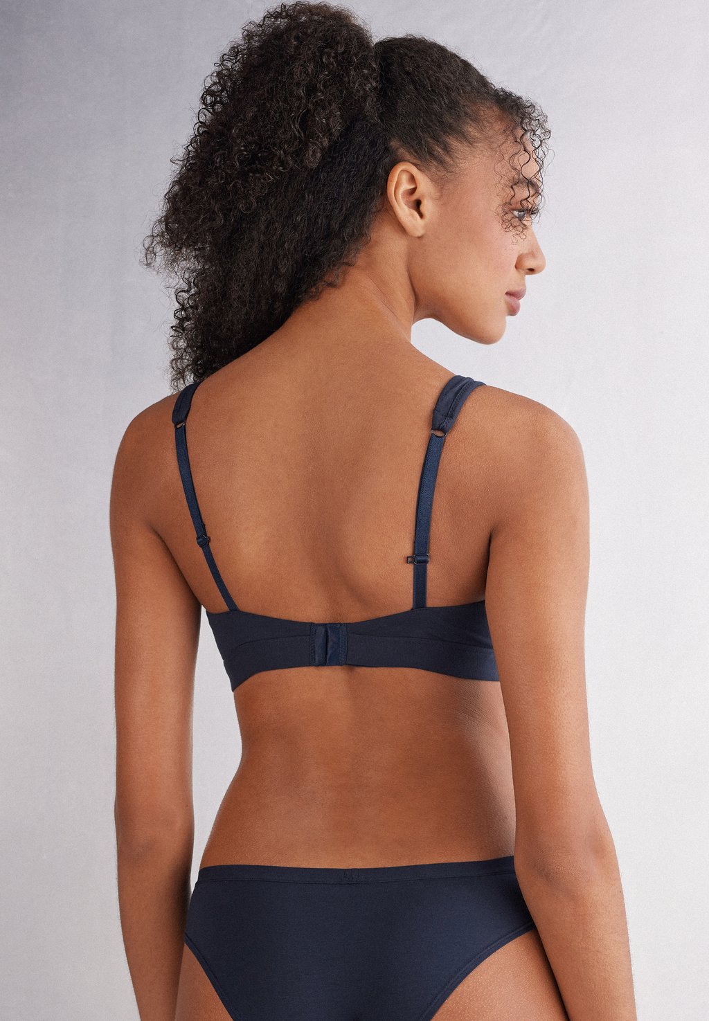 Треугольный бюстгальтер LARA Intimissimi, синий
Треугольный бюстгальтер LARA Intimissimi, синий