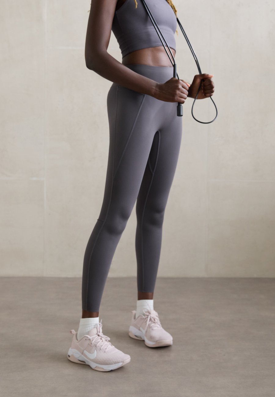 Бюстгальтер Nike Performance WIDE BRA, Thunder Grey/Grey
Бюстгальтер Nike Performance WIDE BRA, Thunder Grey/Grey