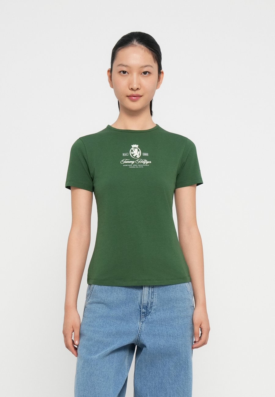 Футболка Tommy Hilfiger VARSITY CREST SLIM TEE, Deep Evergreen/Dark Green, Зеленый, Футболка Tommy Hilfiger VARSITY CREST SLIM TEE, Deep Evergreen/Dark Green
Футболка Tommy Hilfiger VARSITY CREST SLIM TEE, Deep Evergreen/Dark Green, Зеленый, Футболка Tommy Hilfiger VARSITY CREST SLIM TEE, Deep Evergreen/Dark Green