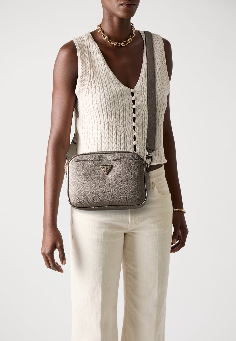 Сумка кросс-боди Guess MERIDIAN CAMERA BAG, Pewter/Grey
Сумка кросс-боди Guess MERIDIAN CAMERA BAG, Pewter/Grey