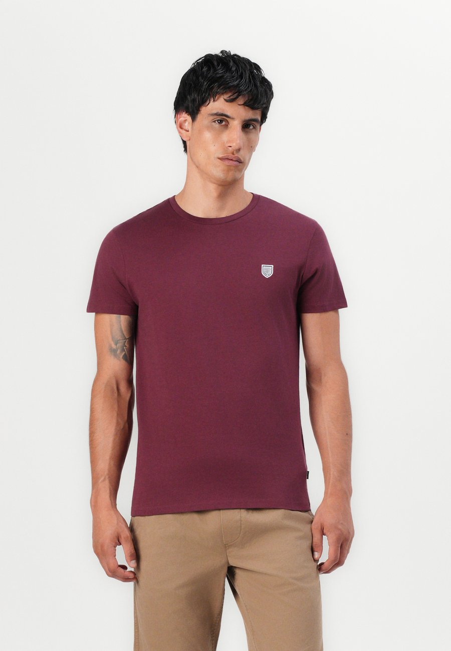 Футболка Pier One Basic T-shirt, Port Royale/Bordeaux
Футболка Pier One Basic T-shirt, Port Royale/Bordeaux