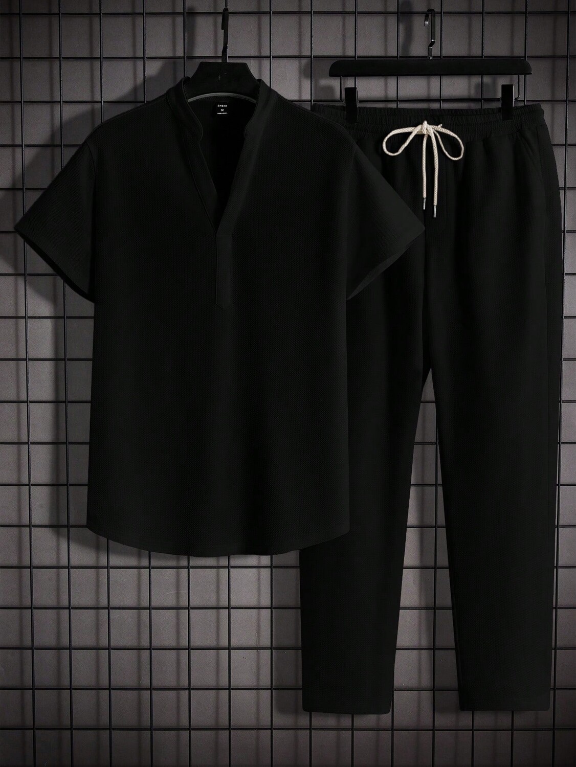 Рубашка мужская Manfinity Homme и длинные брюки на кулиске, черный
Рубашка мужская Manfinity Homme и длинные брюки на кулиске, черный