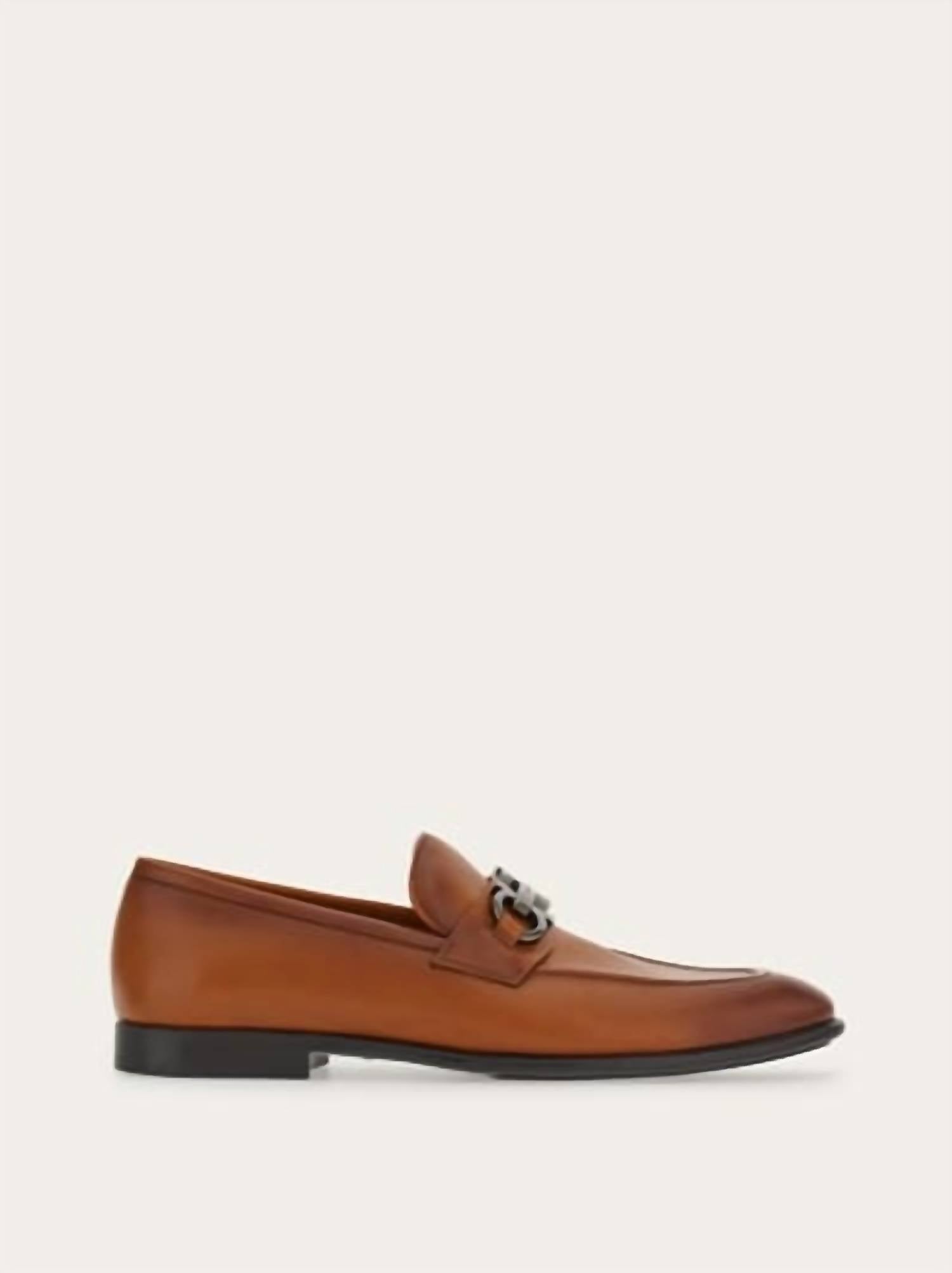 Мужские мокасины с узором «ганчини» из викуньи/печенья Salvatore Ferragamo, Vicuna/Cookie
Мужские мокасины с узором «ганчини» из викуньи/печенья Salvatore Ferragamo, Vicuna/Cookie