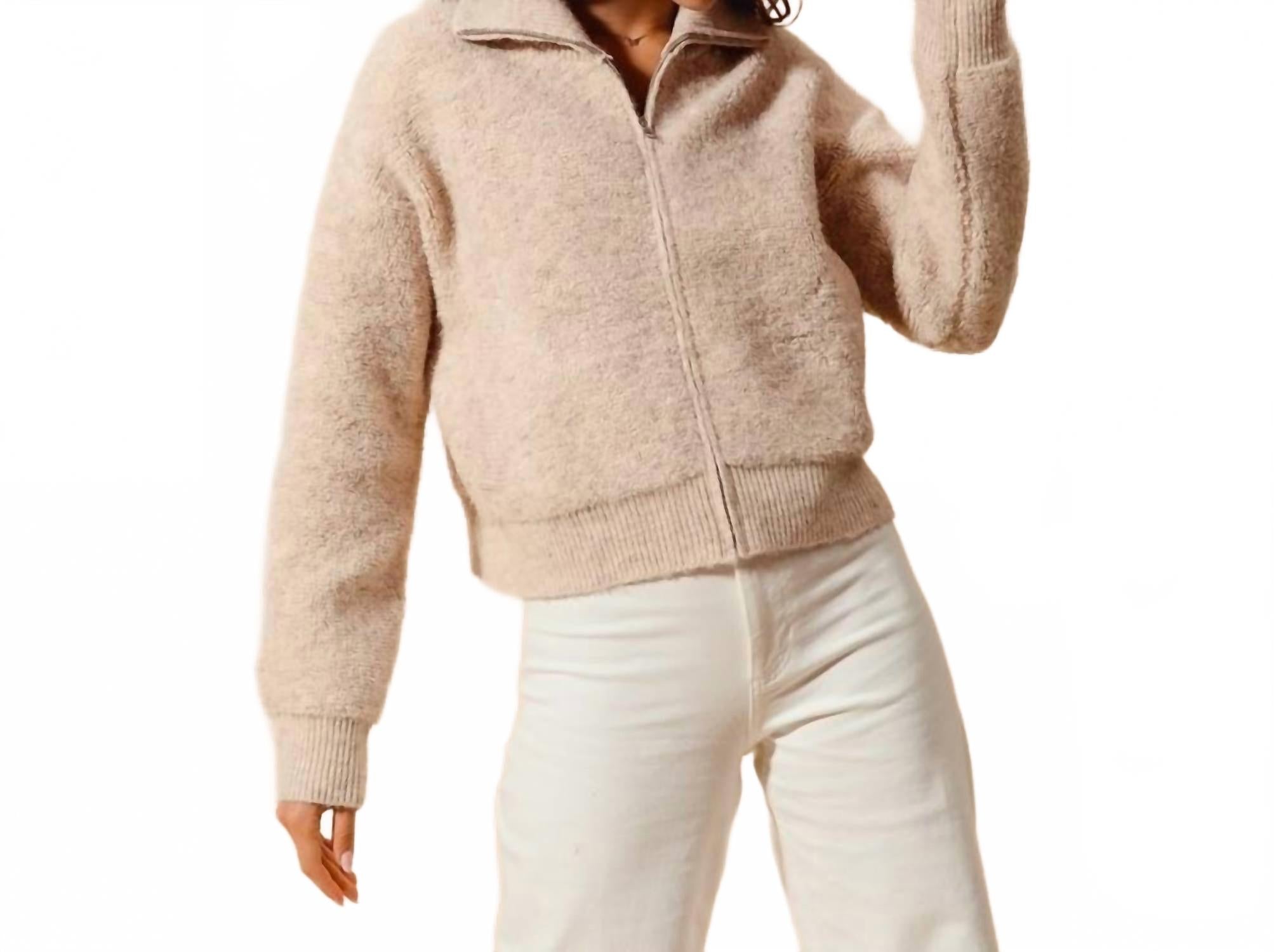 Вязаный пушистый свитер с воротником в цвете овсянка So Me, Oatmeal
Вязаный пушистый свитер с воротником в цвете овсянка So Me, Oatmeal