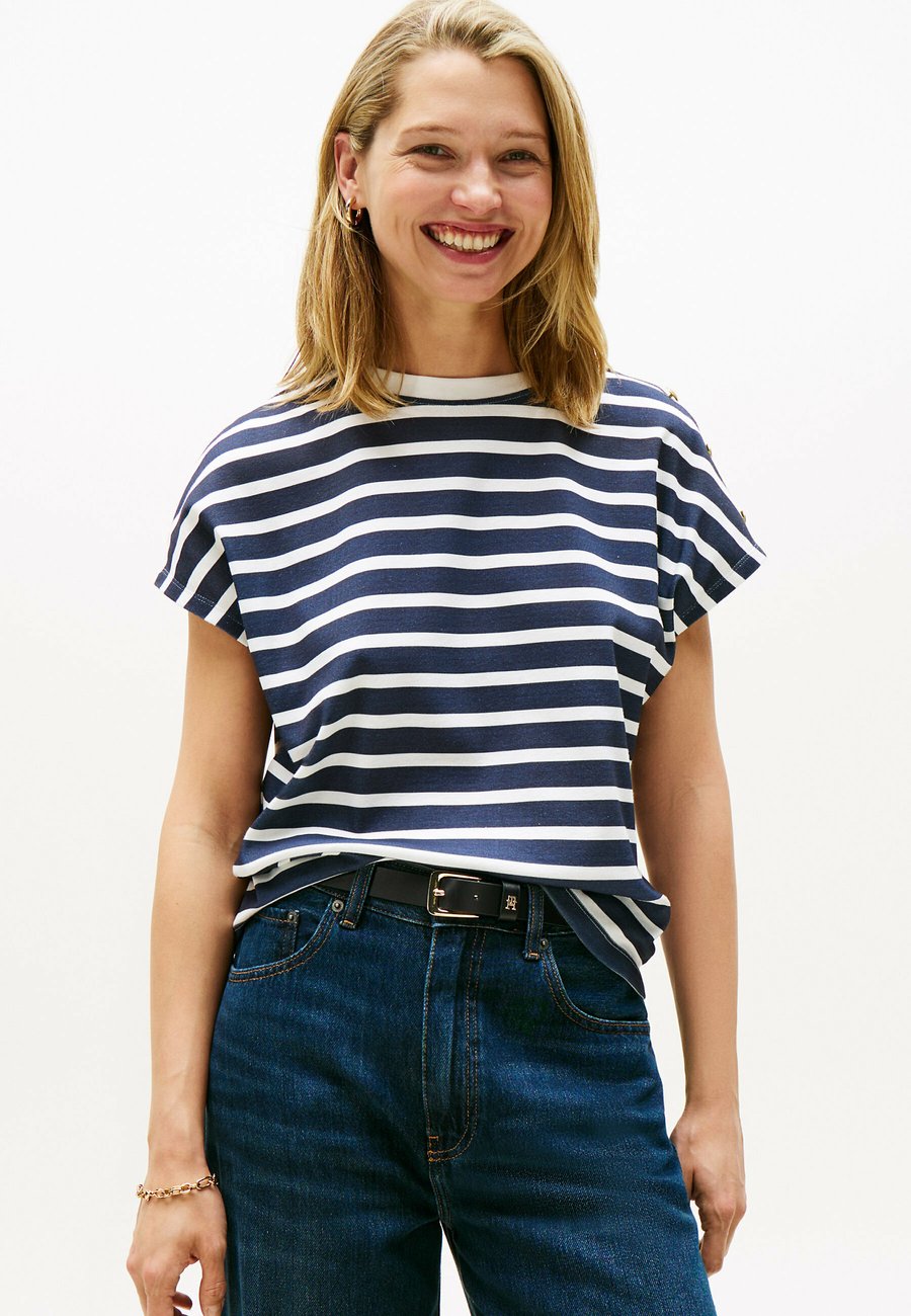 Футболка Tommy Hilfiger GOLD BUTTON TEE, Dark Blue Ivory Silk Stp/Multi-Coloured, Красный, Футболка Tommy Hilfiger GOLD BUTTON TEE, Dark Blue Ivory Silk Stp/Multi-Coloured
Футболка Tommy Hilfiger GOLD BUTTON TEE, Dark Blue Ivory Silk Stp/Multi-Coloured, Красный, Футболка Tommy Hilfiger GOLD BUTTON TEE, Dark Blue Ivory Silk Stp/Multi-Coloured