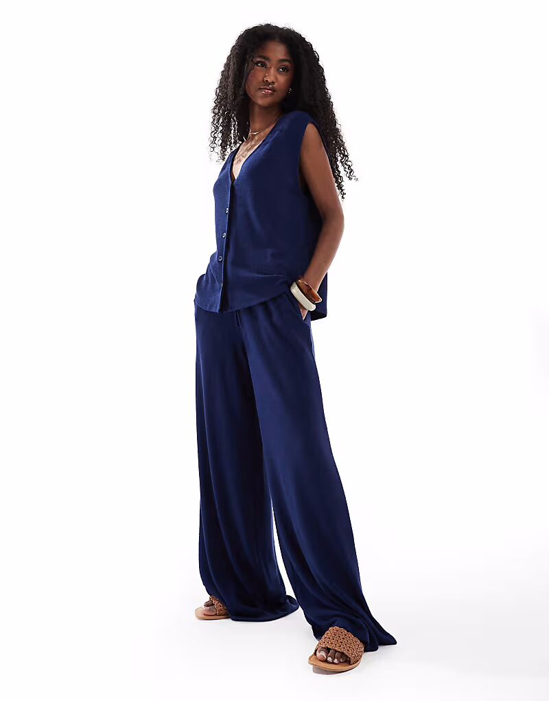 Широкие брюки из текстурированного трикотажа темно-синего цвета Asos Design
Широкие брюки из текстурированного трикотажа темно-синего цвета Asos Design