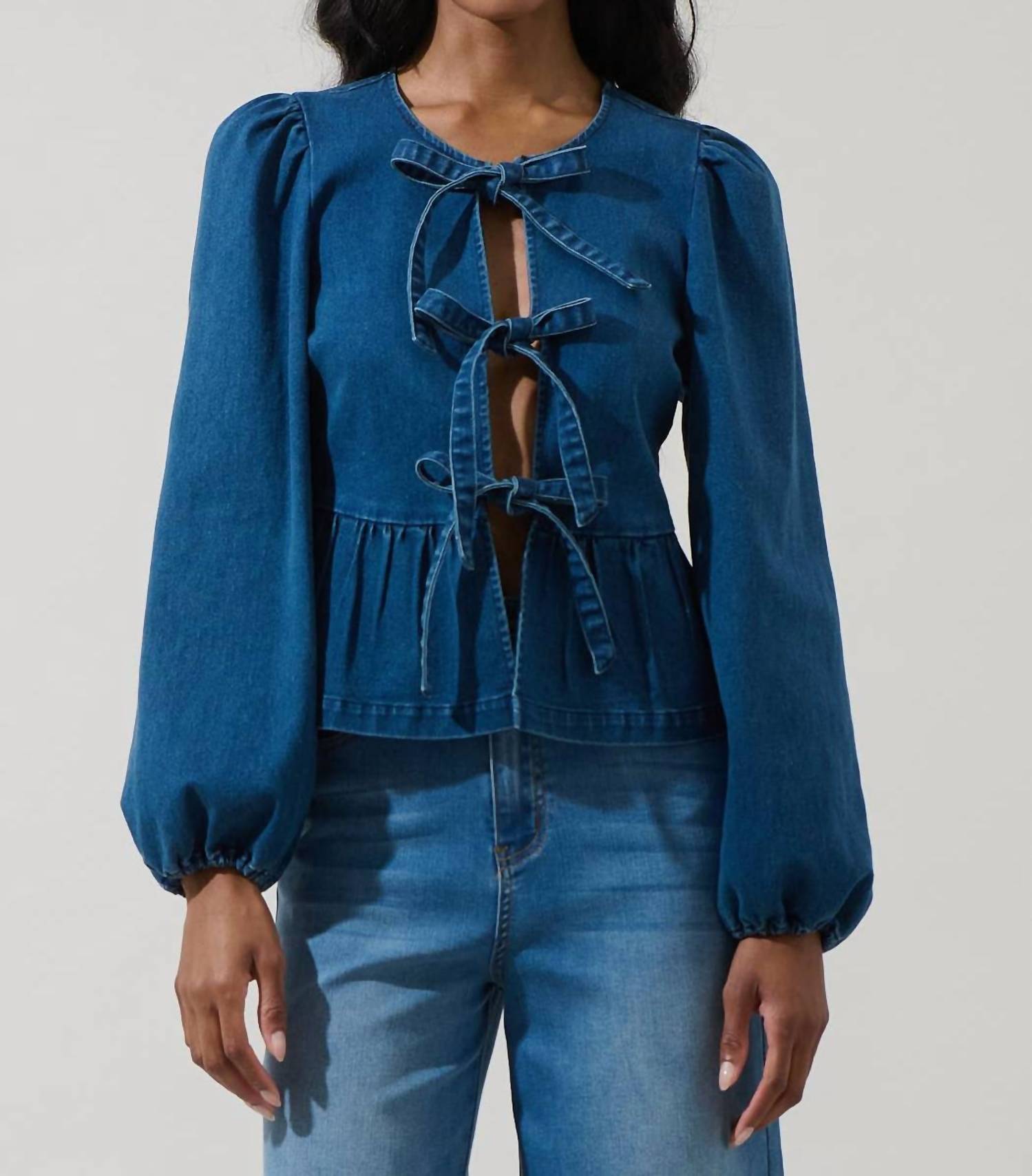 Джинсовый топ Adira с бантом и вырезами, средне-синий SUGARLIPS, средне-синий
Джинсовый топ Adira с бантом и вырезами, средне-синий SUGARLIPS, средне-синий