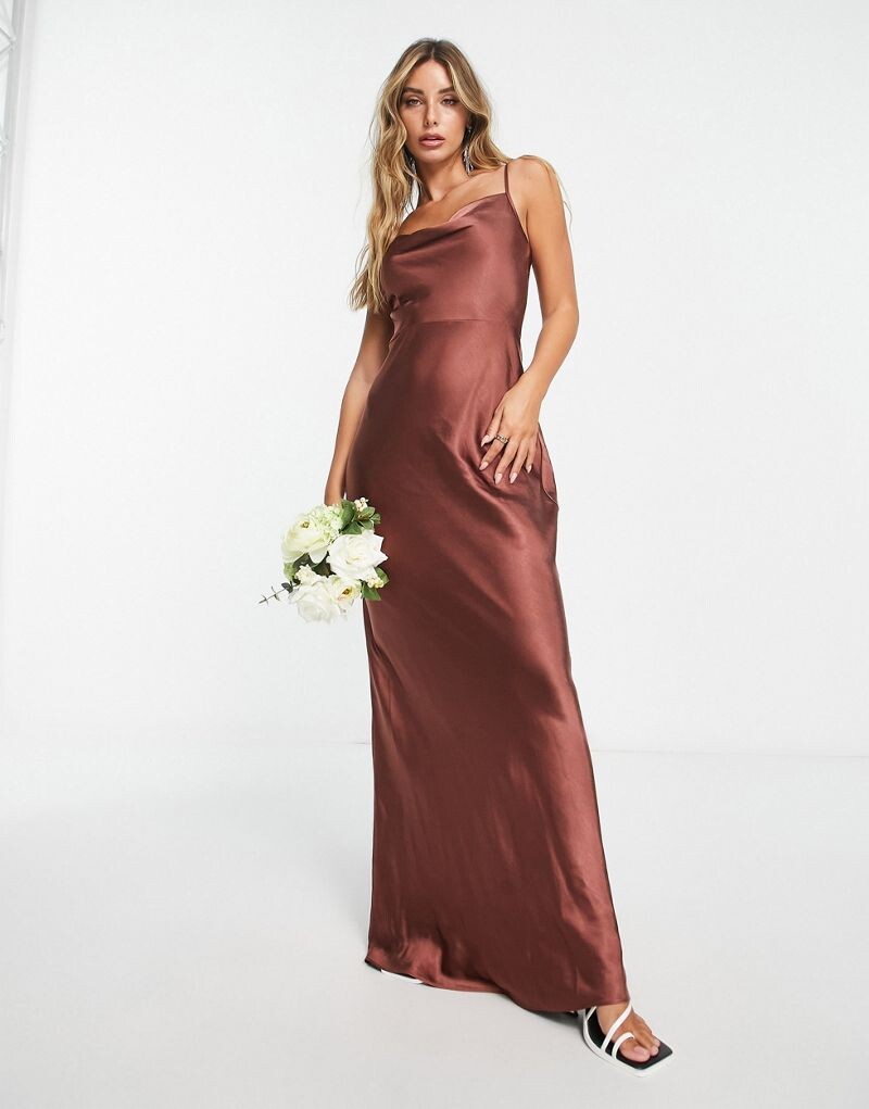 Каштаново-коричневое атласное платье макси с воротником-хомутом Pretty Lavish Bridesmaid Keisha
Каштаново-коричневое атласное платье макси с воротником-хомутом Pretty Lavish Bridesmaid Keisha