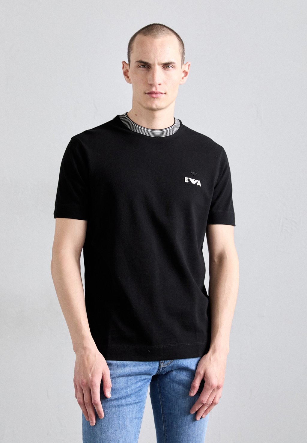 Базовая футболка Emporio Armani, черный
Базовая футболка Emporio Armani, черный