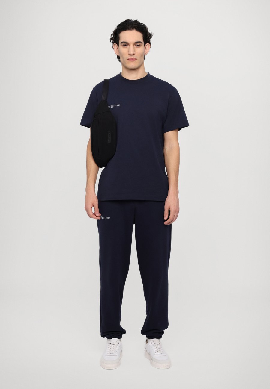 Футболка PANGAIA MIDWEIGHT UNISEX, Navy/Dark Blue, Синий, Футболка PANGAIA MIDWEIGHT UNISEX, Navy/Dark Blue
Футболка PANGAIA MIDWEIGHT UNISEX, Navy/Dark Blue, Синий, Футболка PANGAIA MIDWEIGHT UNISEX, Navy/Dark Blue