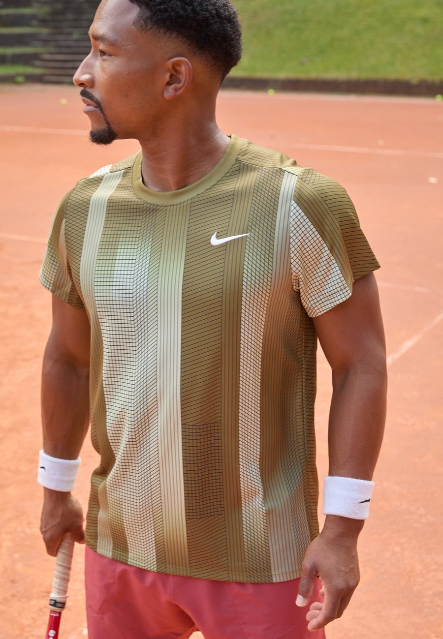 Футболка Nike Performance NIKECOURT VICTORY TOP PRINT, Olive Flak/White/Olive
Футболка Nike Performance NIKECOURT VICTORY TOP PRINT, Olive Flak/White/Olive