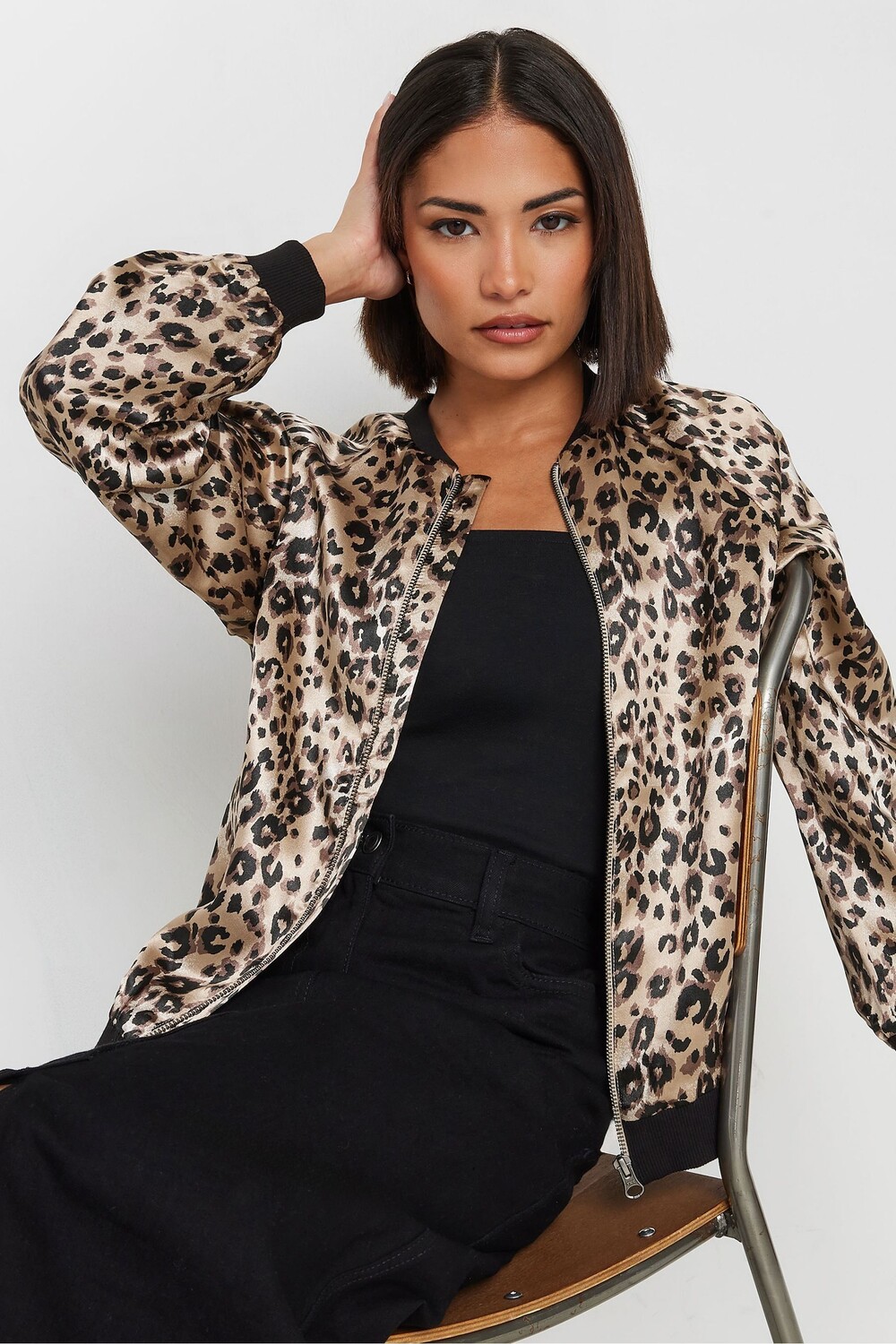 Атласная куртка бомбер с анималистичным принтом Pixiegirl Petite, коричневый 
Атласная куртка бомбер с анималистичным принтом Pixiegirl Petite, коричневый