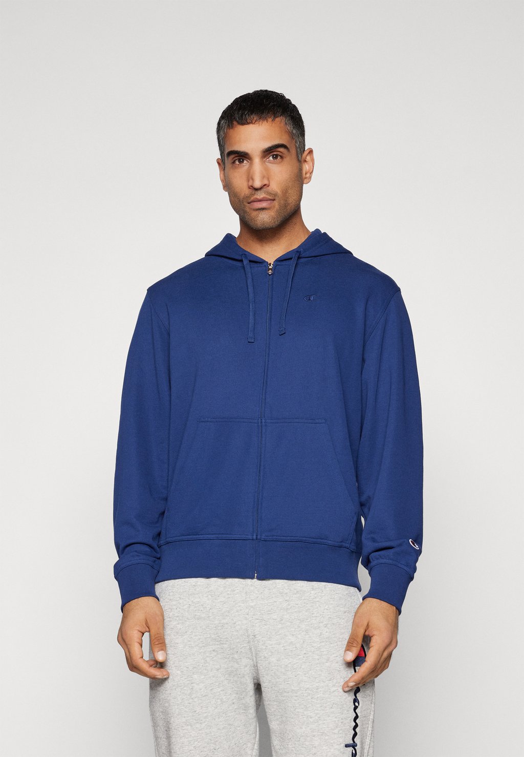 Толстовка с капюшоном ICONS FULL ZIP HOODIE WITH SMALL TONAL LOGO Champion, темно-синий
Толстовка с капюшоном ICONS FULL ZIP HOODIE WITH SMALL TONAL LOGO Champion, темно-синий