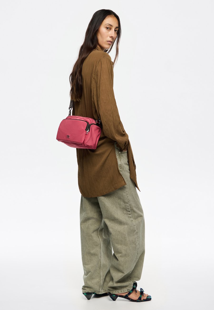 Сумка кросс-боди Bimba Y Lola Cross body bag, Rosa Oscuro/Pink
Сумка кросс-боди Bimba Y Lola Cross body bag, Rosa Oscuro/Pink