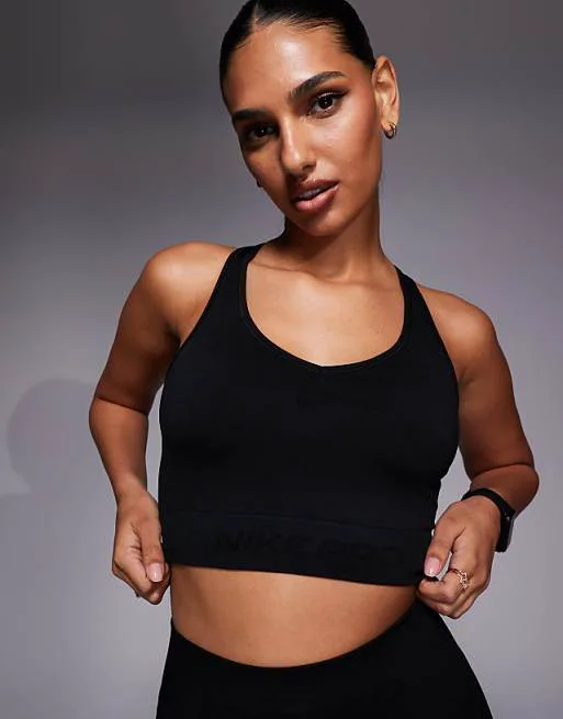 Черная бесшовная майка Nike Pro Training Dri-FIT
Черная бесшовная майка Nike Pro Training Dri-FIT