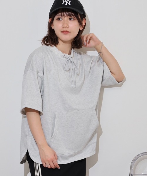 Топ свободного кроя с закругленным низом и блестящим флисовым узором AtONE
Топ свободного кроя с закругленным низом и блестящим флисовым узором AtONE