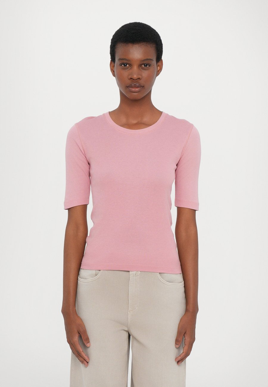 Футболка CLOSED CREW NECK SHORT SLEEVE, Peony Pink/Pink
Футболка CLOSED CREW NECK SHORT SLEEVE, Peony Pink/Pink