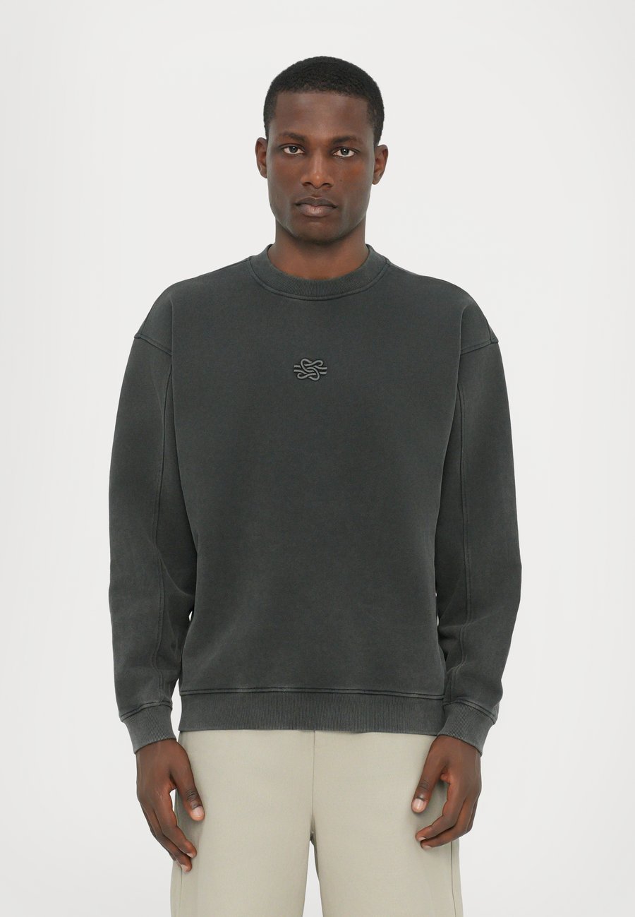 Толстовка Filling Pieces BOXY EMBROIDERED, Vintage Black/Anthracite
Толстовка Filling Pieces BOXY EMBROIDERED, Vintage Black/Anthracite