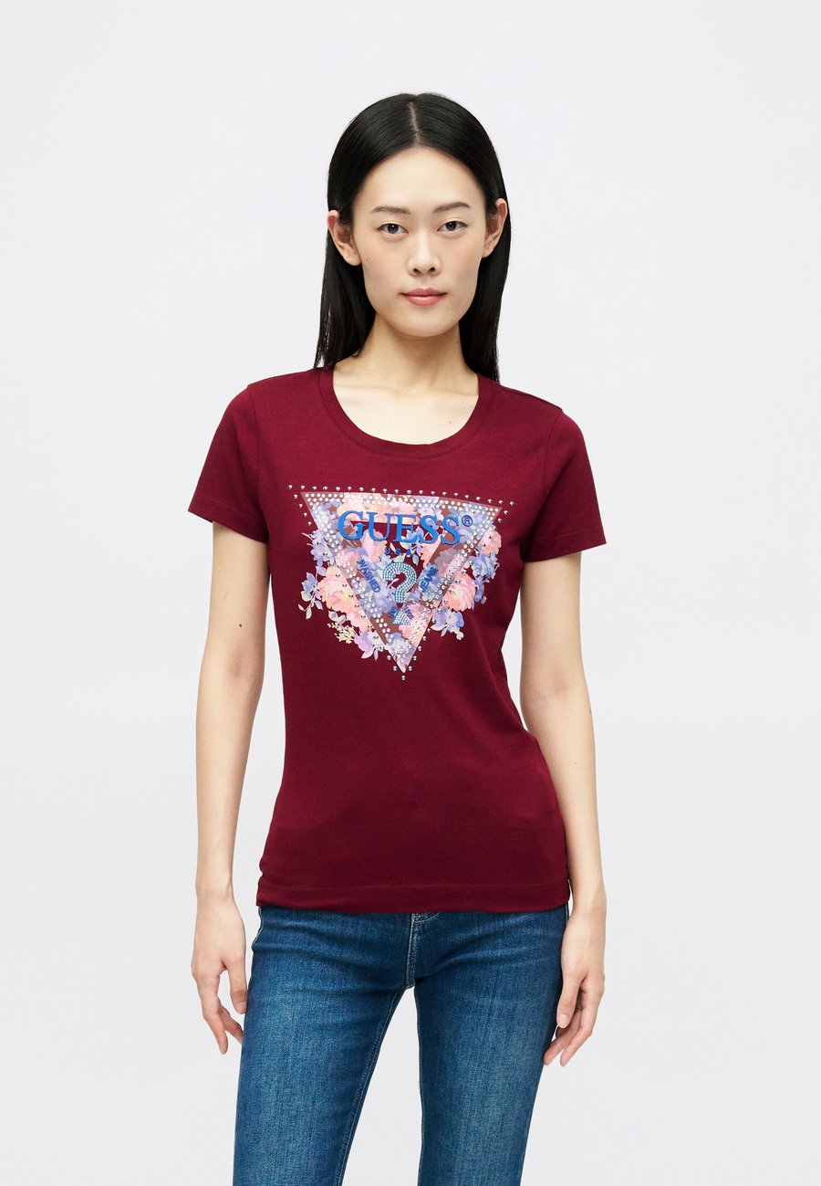 Футболка Guess PEONY TRIANGLE TEE, Vino/Bordeaux
Футболка Guess PEONY TRIANGLE TEE, Vino/Bordeaux